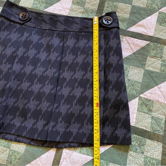 Express Design Studio Pleated Mini Skirt Black Grey Size 10 Button Accent - Picture 10 of 10